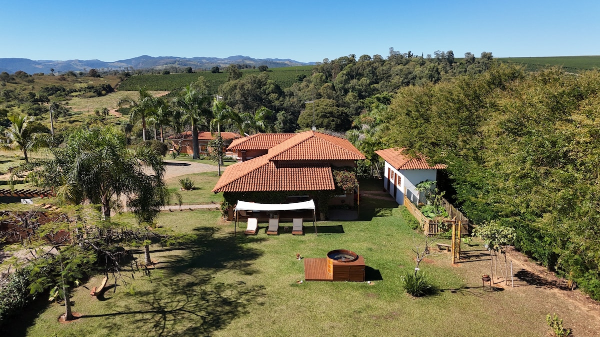 Vista de São João da Boa Vista (SP), com prédios e morros ao fundo