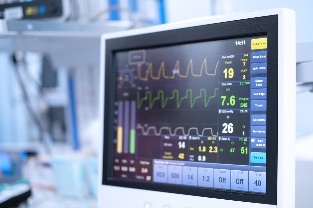 Monitor de UTI com traçados de ECG, representando a área de cardiologia