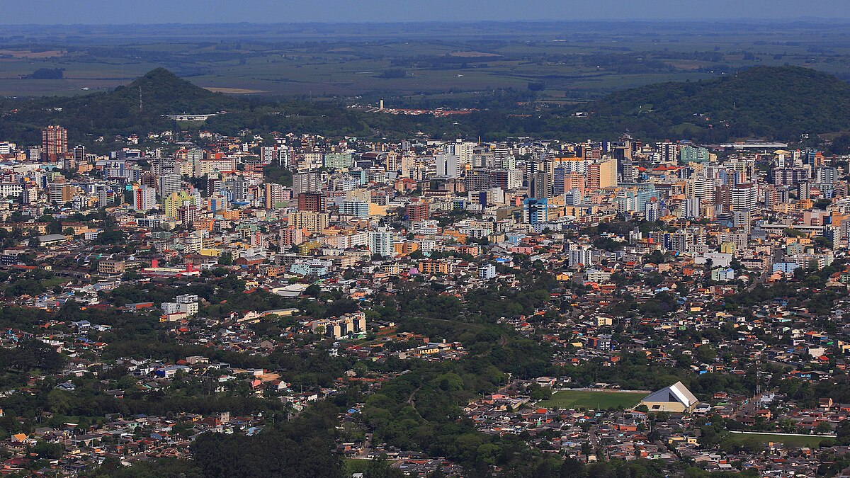 Vista aérea de Santa Maria RS ao entardecer, com a malha urbana em destaque