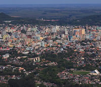 Vista aérea de Santa Maria RS ao entardecer, com a malha urbana em destaque