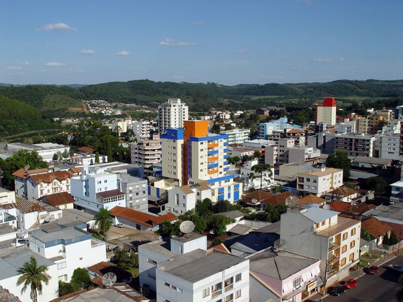 Vista aérea de Marau, no norte do Rio Grande do Sul, com área urbana e vegetação ao fundo