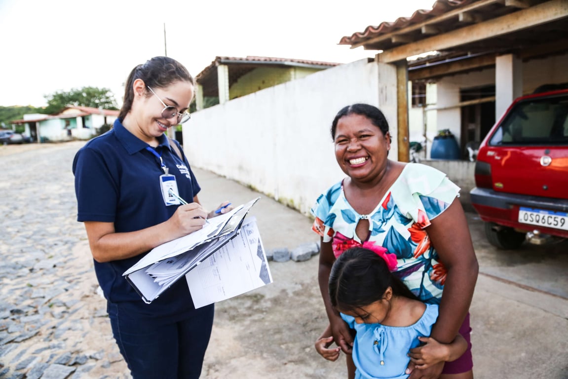 Cena ilustrativa de atendimento comunitário com assistente social e moradores em ambiente público