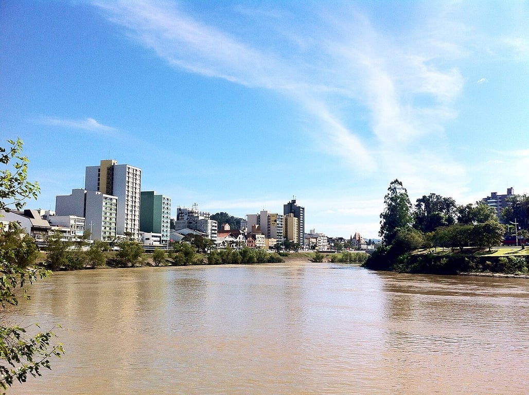 Vista aérea de Blumenau SC com o rio Itajaí-Açu ao centro
