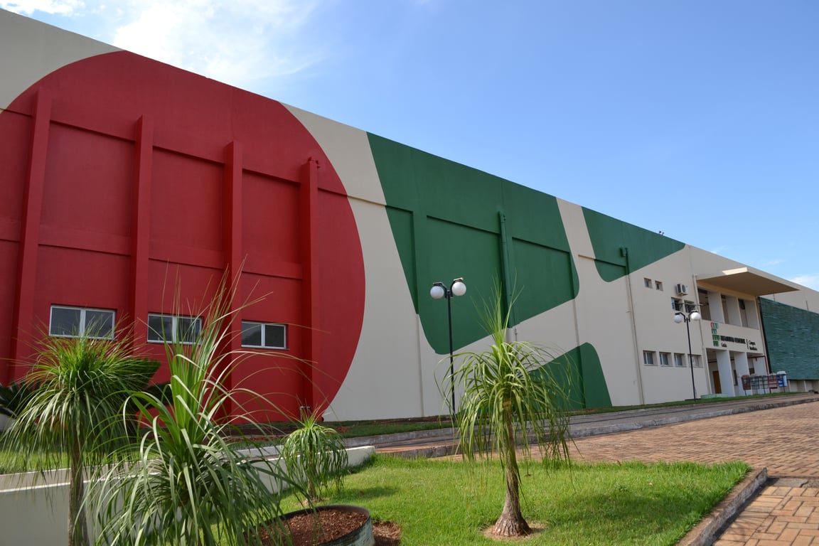 Vista de campus de Instituto Federal, com blocos acadêmicos e áreas verdes