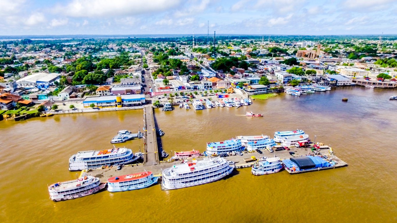 Barcos de carga e atividade portuária no litoral fluvial do Pará