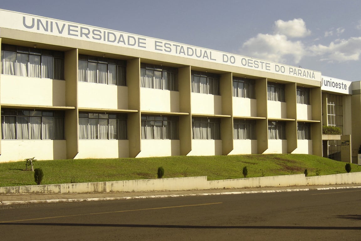 Fachada da Unioeste com áreas verdes, em cenário institucional