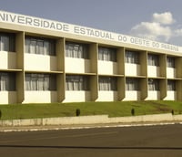 Fachada da Unioeste com áreas verdes, em cenário institucional