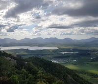 Paisagem dos Campos de Cima da Serra, no Rio Grande do Sul, com relevo ondulado e céu aberto