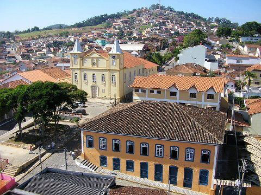 Vista aérea de Casa Branca (SP), com igreja ao centro e casario do interior paulista