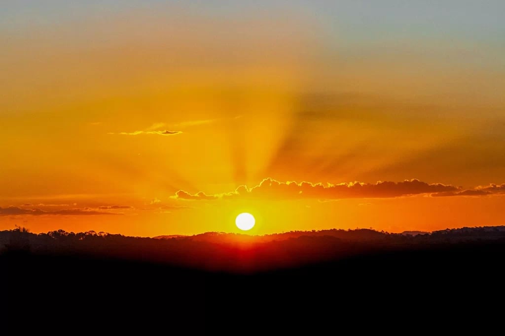 Entardecer no interior paulista, com horizonte amplo e tons quentes no céu