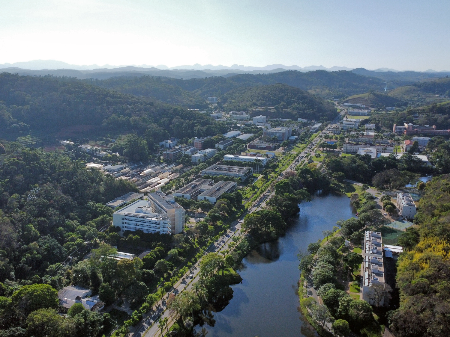 Vista aérea do campus da Universidade Federal de Viçosa, com áreas verdes, prédios acadêmicos e lago ao centro