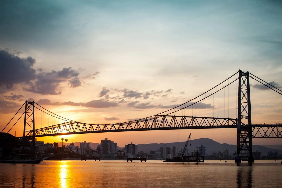 Ponte Hercílio Luz e skyline de Florianópolis ao entardecer
