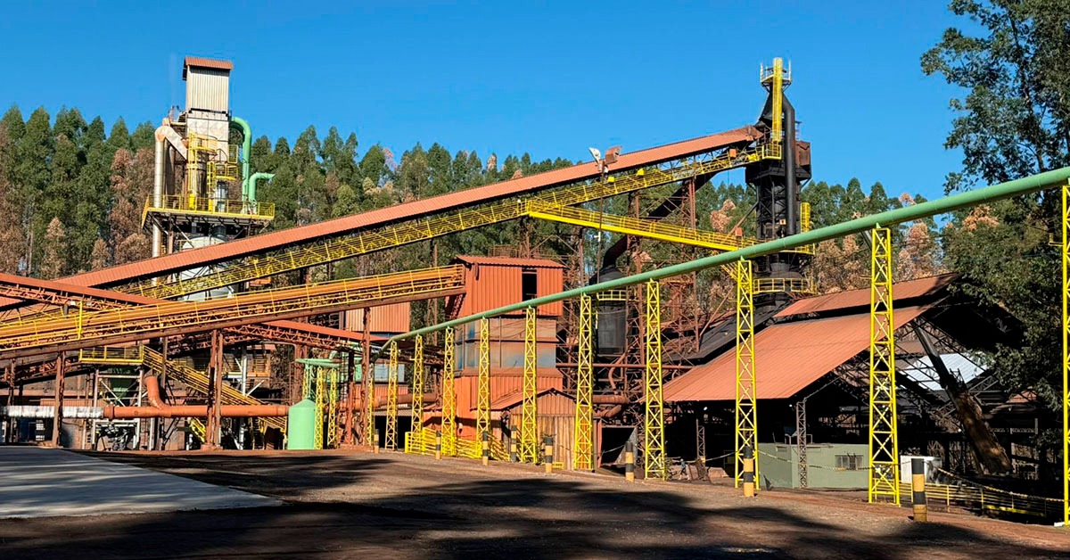 Operação siderúrgica em linha de produção de aço em Minas Gerais