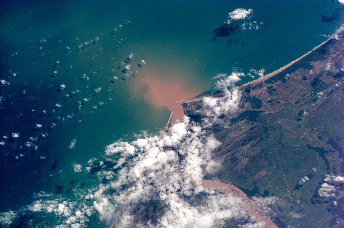 Vista aérea de floresta com rio sinuoso ao entardecer