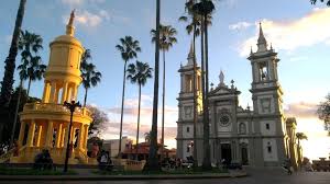 Praça central de Paulistana PI ao entardecer, com igreja matriz ao fundo