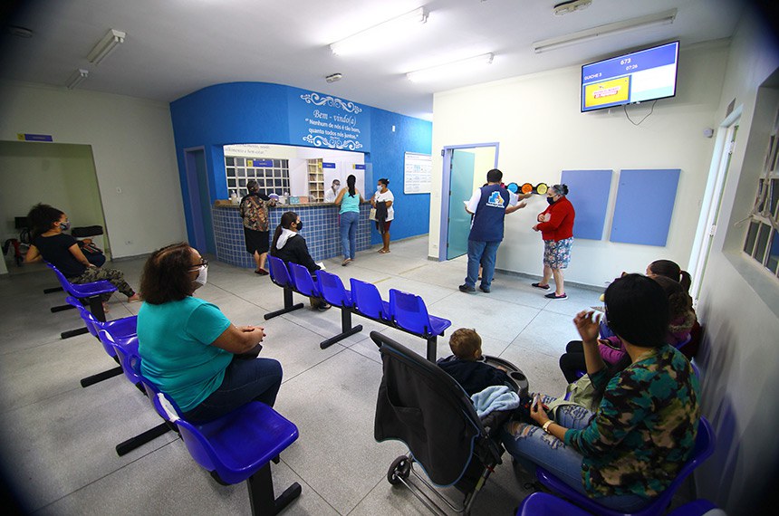 Profissionais de saúde em atendimento em unidade pública