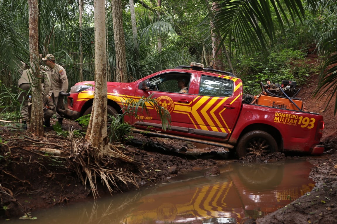 Brigadistas em ação no combate a incêndios florestais