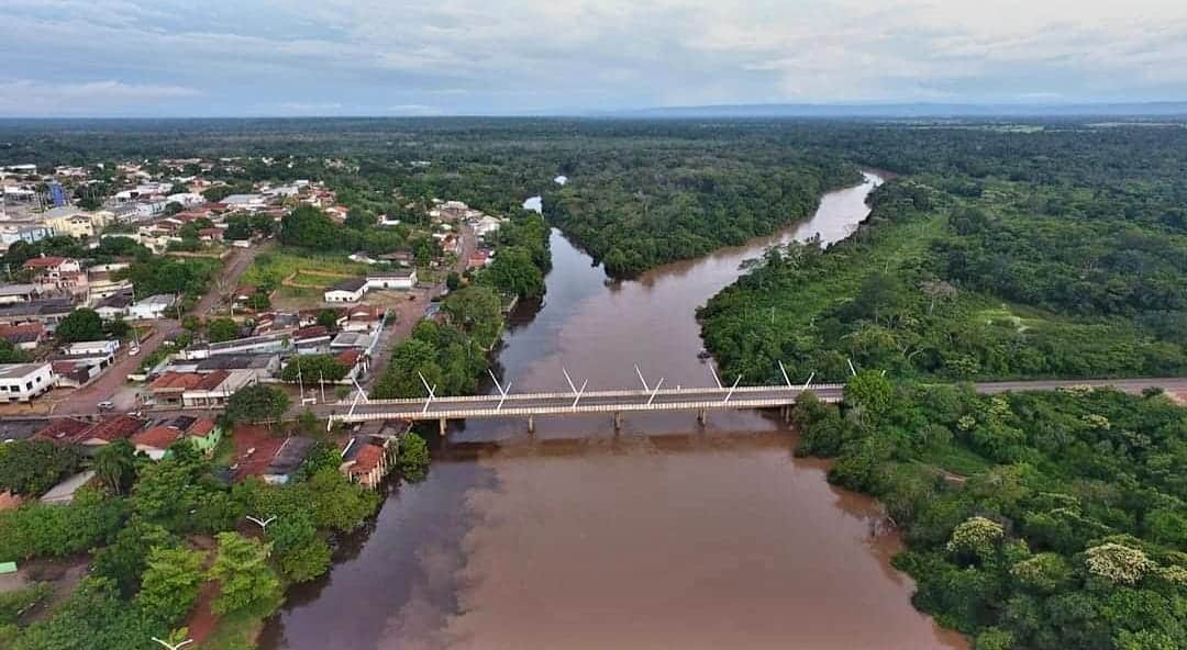 Vista aérea de Barra do Bugres MT, com o Rio Paraguai ao fundo, ao entardecer