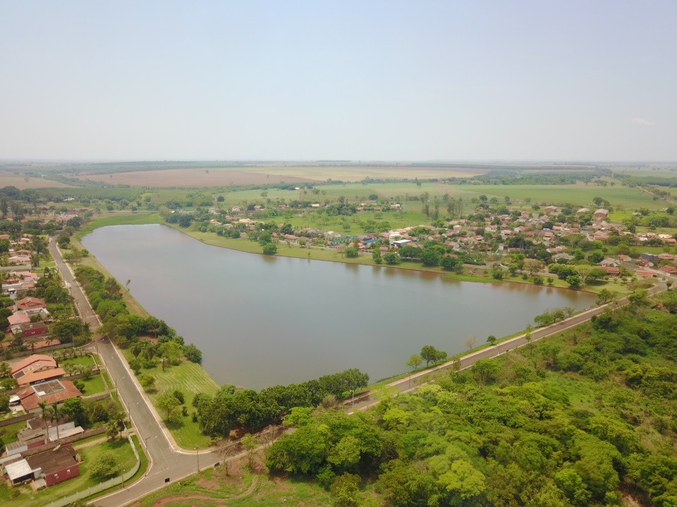 Vista aérea de Planura MG, com o Rio Grande ao fundo