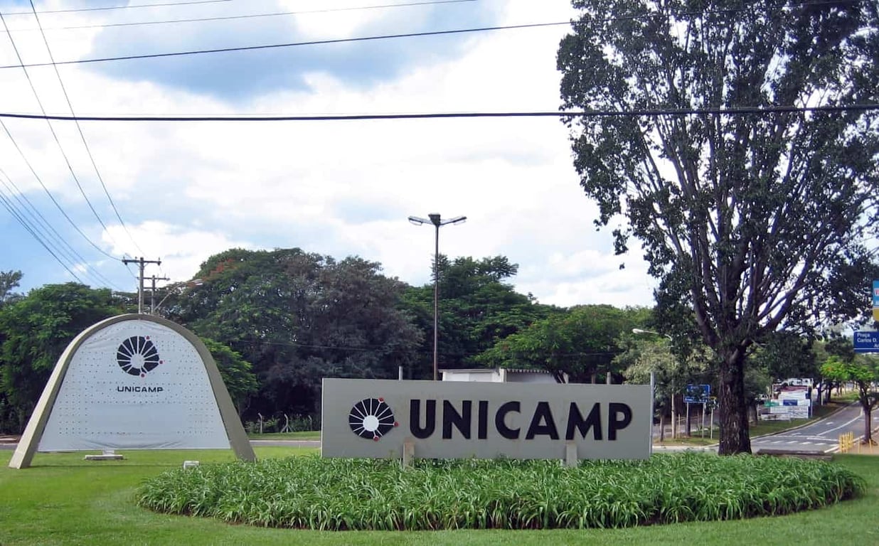 Entrada principal da Unicamp com letreiro e áreas verdes