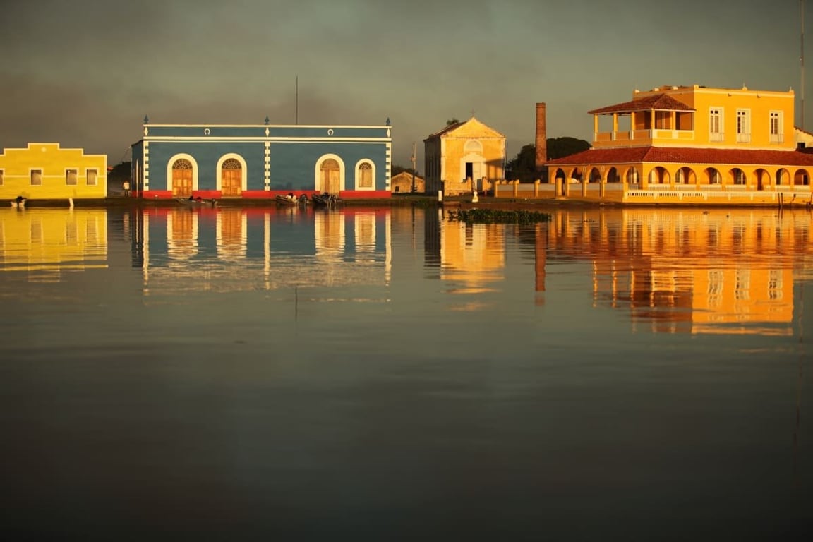 Entardecer no Pantanal, com rio e barcos de alumínio