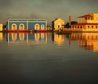 Paisagem ao entardecer no Pantanal, com rio e barcos, Cáceres MT.