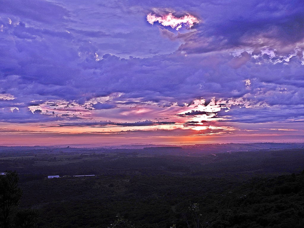 Pôr do sol no Morro de Araçoiaba, paisagem da Floresta Nacional de Ipanema