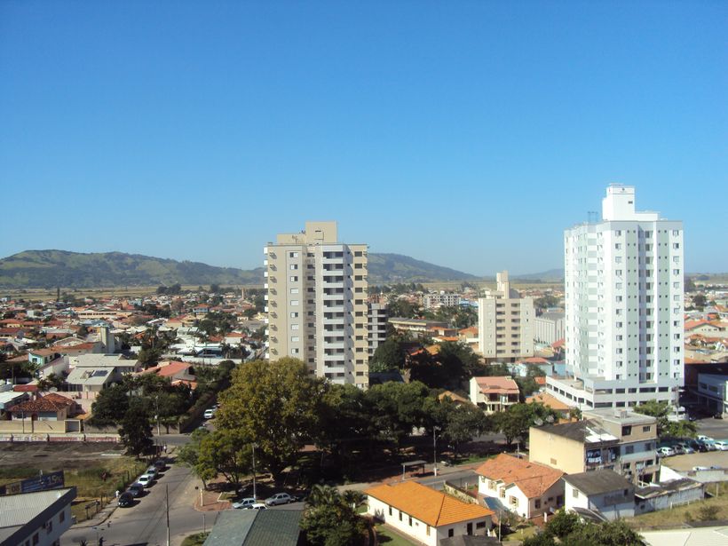 Vista urbana de Tubarão SC, com prédios e vegetação em dia de tempo firme