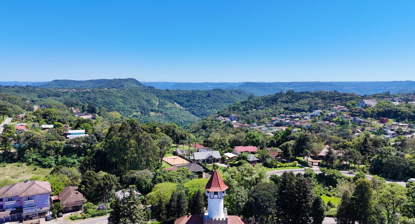 Paisagem urbana de Paraí RS, na Serra Gaúcha, com morros ao fundo