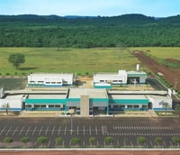 Foto aérea do campus da UEMASUL em Imperatriz MA, com blocos e área verde