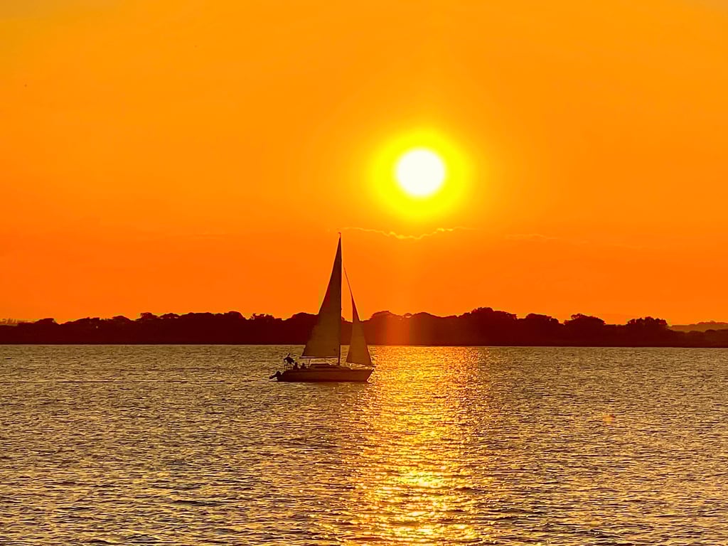 Pôr do sol no Lago Guaíba, com a orla de Porto Alegre ao fundo