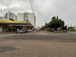 Paisagem urbana de Erechim com avenida arborizada