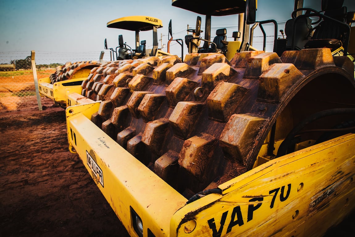 Rolos compactadores de asfalto operando em obra viária