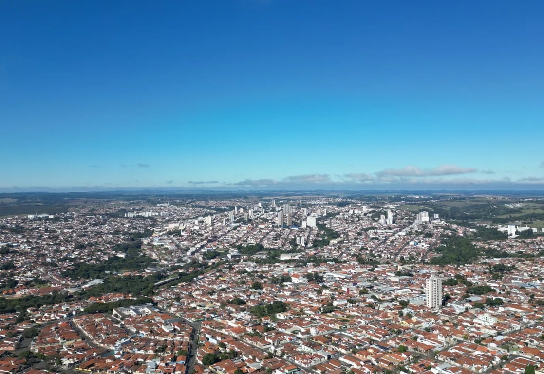 Vista aérea de Botucatu SP, com a Cuesta ao fundo