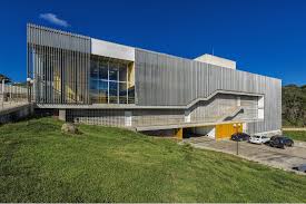 Fachada de campus com arquitetura contemporânea e áreas verdes ao redor, em referência à rede federal de educação