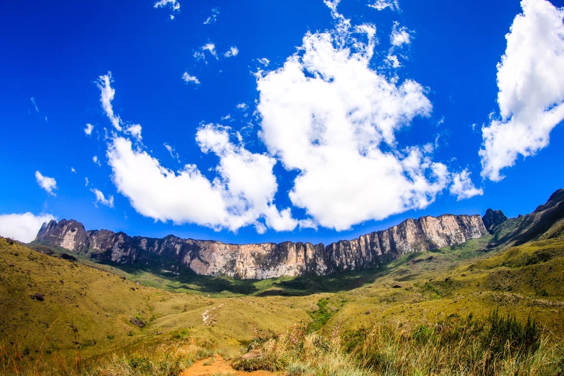 Estrada de terra cortando o lavrado de Roraima ao entardecer