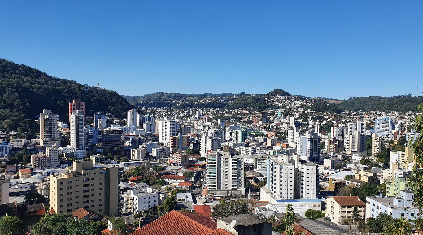 Vista aérea de Joaçaba, com o centro urbano e montanhas ao fundo