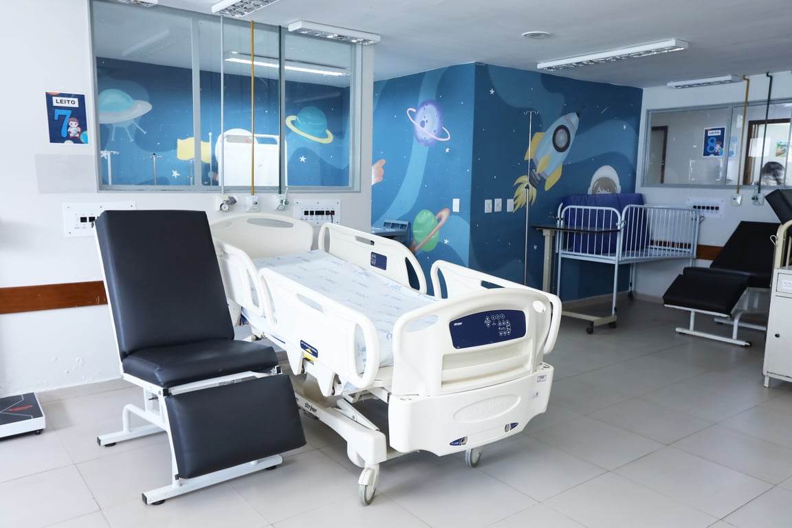 Ambiente de atendimento em unidade de saúde com foco pediátrico