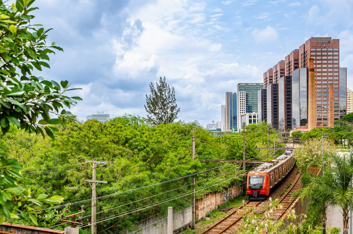 Vista urbana e estação de trem em Carapicuíba SP