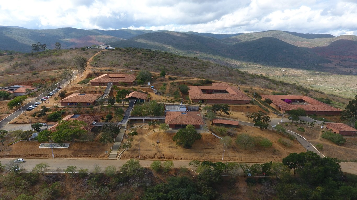 Vista aérea do campus do IF Baiano, com prédios distribuídos em área verde e relevo suave