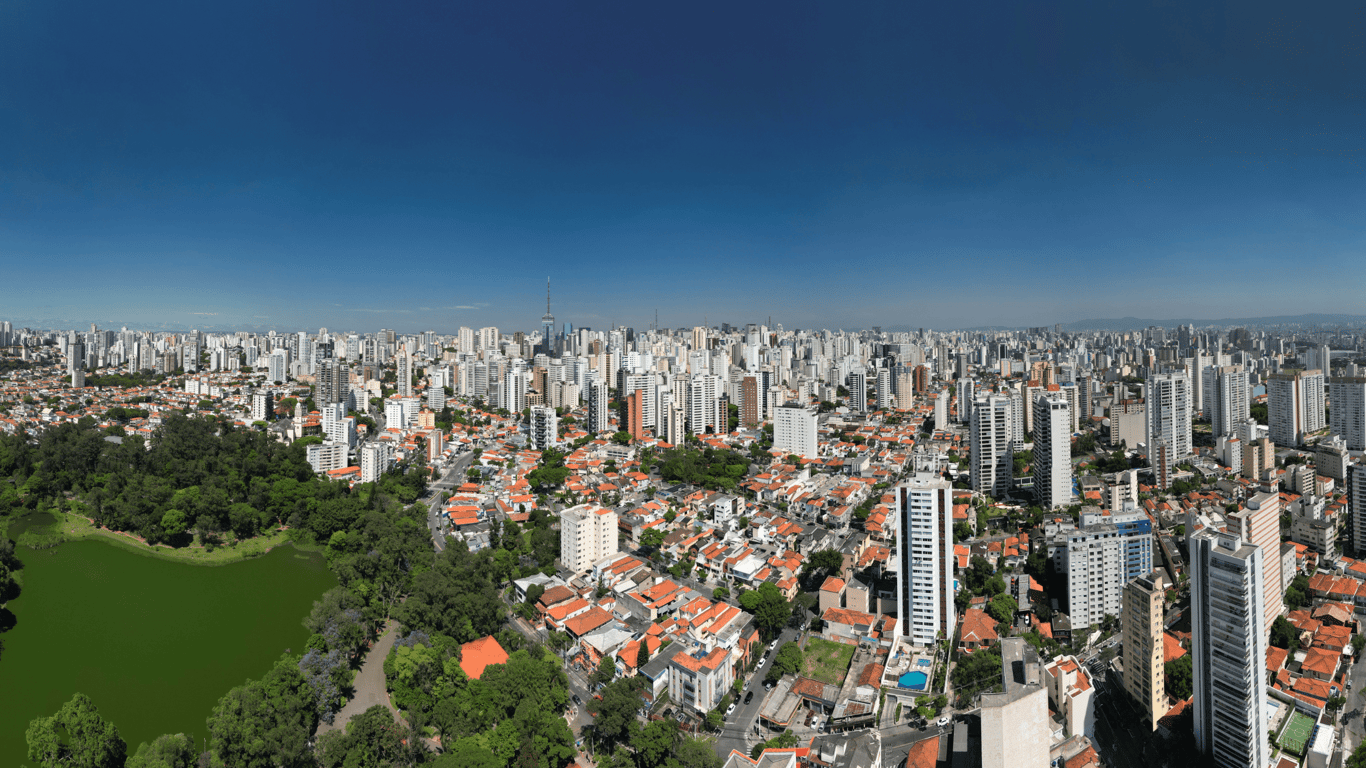 Vista aérea de Franca SP, com áreas urbanas e verdes e skyline baixo
