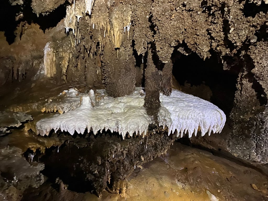 Caverna com formações rochosas em cenário subterrâneo