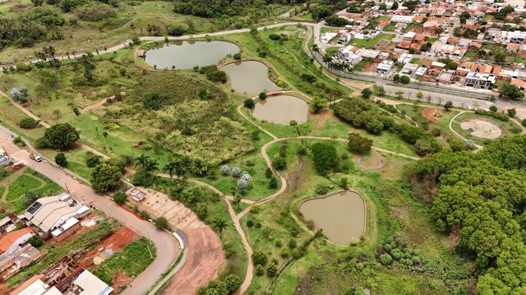 Vista aérea de Senador Canedo GO, com áreas urbanas e vegetação do Cerrado