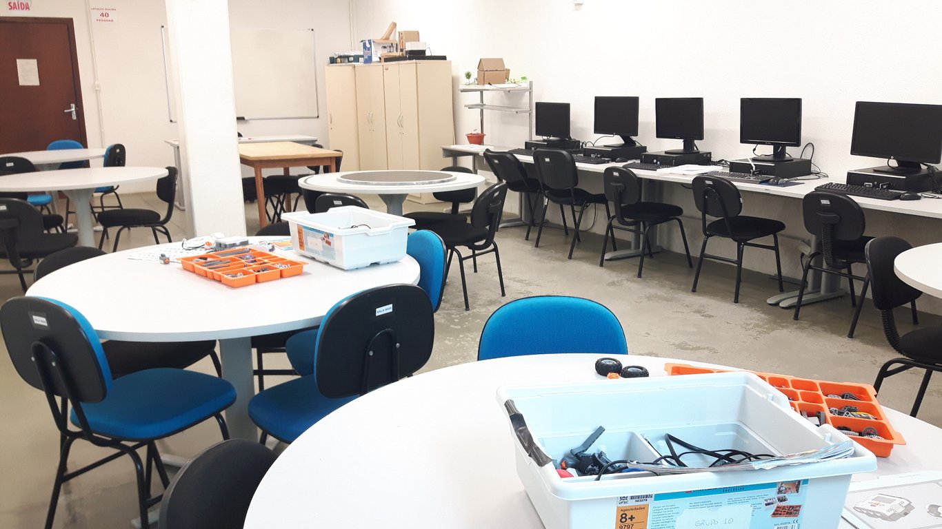 Ambiente de laboratório de engenharia, com bancadas e equipamentos para atividades práticas