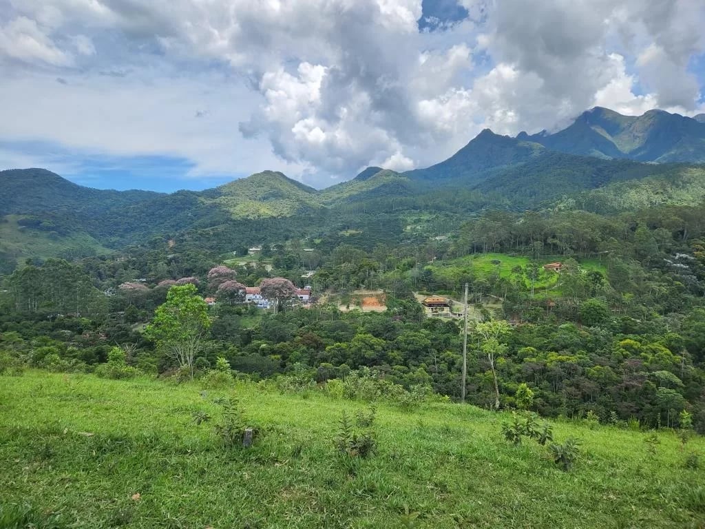 Vista aérea de cidade do interior de São Paulo ao entardecer, com quadras residenciais, telhados vermelhos e áreas verdes