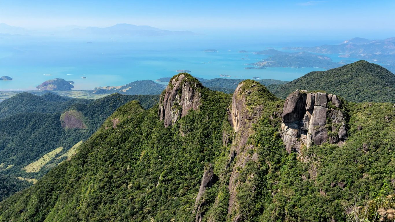 Vista panorâmica da Serra da Bocaina com vegetação de Mata Atlântica e cadeias de montanhas sob céu limpo
