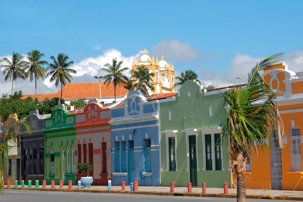 Casario histórico de Olinda com igrejas e o mar ao fundo