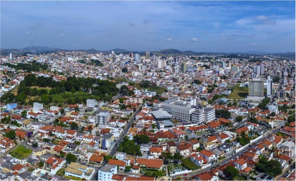 Vista urbana de Lavras, com prédios e morros ao fundo