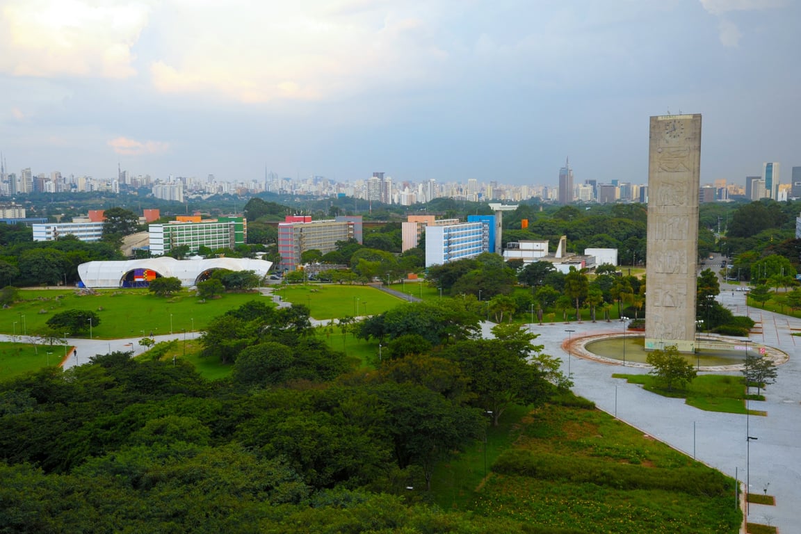 Campus da USP na Cidade Universitária, com áreas verdes e prédios acadêmicos