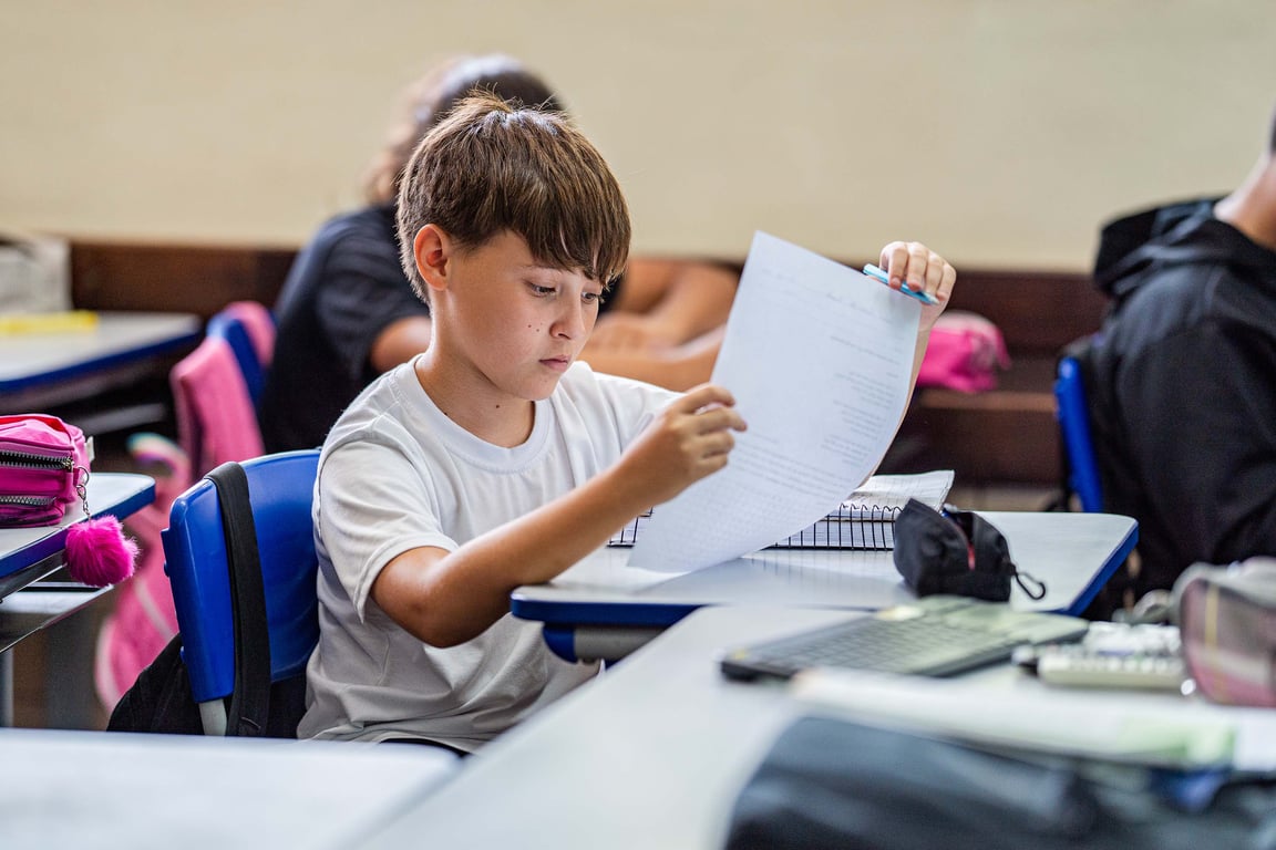 Sala de aula com estudantes e professor, em ambiente de instituição pública de ensino